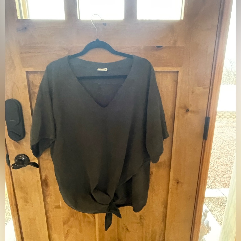 Oh my gauze! Dark grey, handkerchief cut bottom adorable shirt